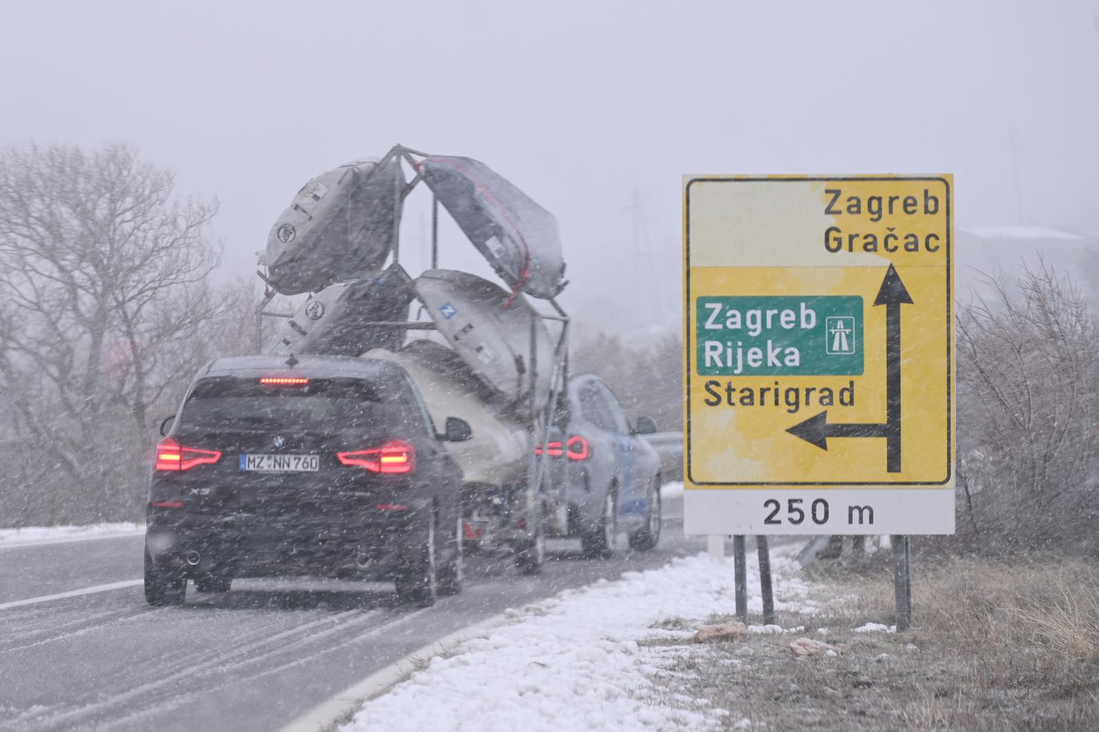 Snijeg i bura: Kolona vozila zaustavljena između Obrovca i Zatona obrovačkog