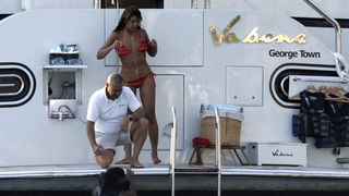 Dubrovnik, 180809.
Jedna od najpopularnijih svjetskih pjevacica Beyonce Knowles u pratnji supruga, americkog repera i producenta Jay-Z-a odmara se na luksuznoj jahti Va bene usidrenoj ispred dubrovackog hotela Argentina.
Na fotografiji: Beyonce na jahti V Dubrovnik, 180809.
Jedna od najpopularnijih svjetskih pjevacica Beyonce Knowles u pratnji supruga, americkog repera i producenta Jay-Z-a odmara se na luksuznoj jahti Va bene usidrenoj ispred dubrovackog hotela Argentina.
Na fotografiji: Beyonce na jahti V