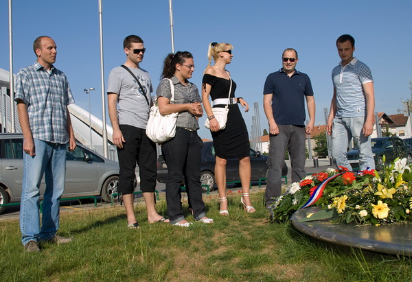 Mladez HDZ-a polozila vijenac na spomenik Kresimira Cosica