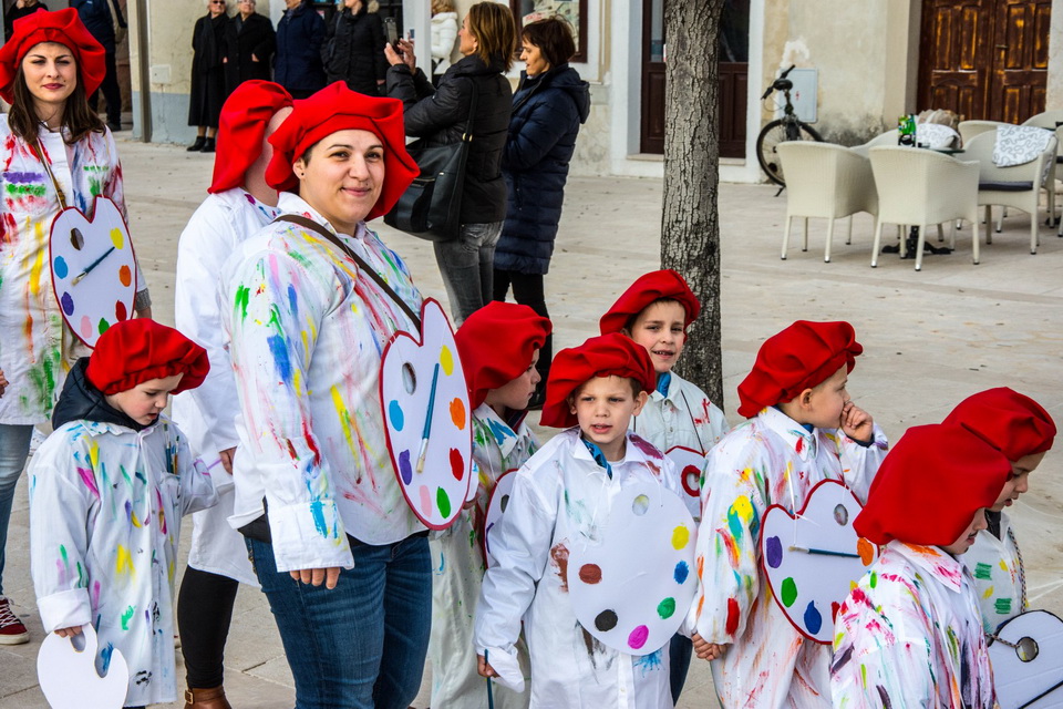 Paški zimski karneval 2017.- Maškarane skupine u karnevalskoj povorci Paški zimski karneval 2017.- Maškarane skupine u karnevalskoj povorci
