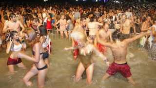 Split, 200810.
Koncert “Funk on the beach” u cast preminulog Dina Dvornika odrzan je na plazi Bacvice u organizaciji Deana Dvornika. Koncert je kasnio dva sata, dok je vise od 6 tisuca poklonika Dina Dvornika cekalo pocetak.
Foto: Duje Klaric / CROPIX Split, 200810.
Koncert “Funk on the beach” u cast preminulog Dina Dvornika odrzan je na plazi Bacvice u organizaciji Deana Dvornika. Koncert je kasnio dva sata, dok je vise od 6 tisuca poklonika Dina Dvornika cekalo pocetak.
Foto: Duje Klaric / CROPIX