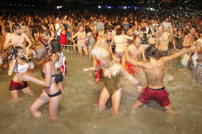 Split, 200810.
Koncert “Funk on the beach” u cast preminulog Dina Dvornika odrzan je na plazi Bacvice u organizaciji Deana Dvornika. Koncert je kasnio dva sata, dok je vise od 6 tisuca poklonika Dina Dvornika cekalo pocetak.
Foto: Duje Klaric / CROPIX Split, 200810.
Koncert “Funk on the beach” u cast preminulog Dina Dvornika odrzan je na plazi Bacvice u organizaciji Deana Dvornika. Koncert je kasnio dva sata, dok je vise od 6 tisuca poklonika Dina Dvornika cekalo pocetak.
Foto: Duje Klaric / CROPIX