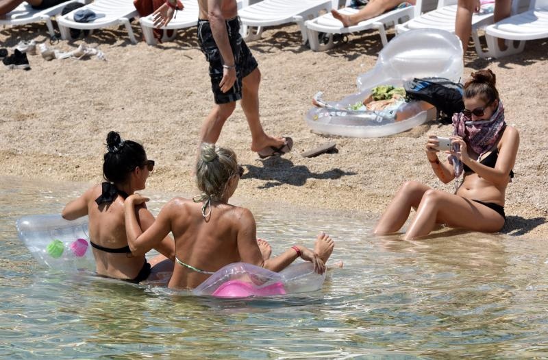 Posljednji dan Love International Festivala u Tisnom privukao je veliki broj mladih iz cijele Europe, a najviče iz Velike Britanije. Photo: Hrvoje Jelavić/PIXSELL Posljednji dan Love International Festivala u Tisnom privukao je veliki broj mladih iz cijele Europe, a najviče iz Velike Britanije. Photo: Hrvoje Jelavić/PIXSELL