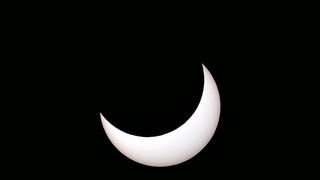 Split, 40111.
Djelomicna pomrcina Sunca u Splitu snimljena sa vidilice na Marjanu. 
Na slici: djelomicna pomrcina Sunca.
Foto: Jadran Babic / CROPIX