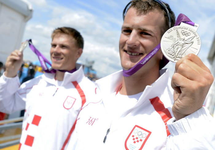 London, 030812.
Jezero Eton Dorney.
Hrvatski veslacki cetverac na parice David Sain, Damir Martin i braca Martin i Valent Sinkovic u finalnoj utrci osvojili srebrnu medalju na Olimpijskim Igrama u Londonu.
Foto: Drago Sopta / CROPIX London, 030812.
Jezero Eton Dorney.
Hrvatski veslacki cetverac na parice David Sain, Damir Martin i braca Martin i Valent Sinkovic u finalnoj utrci osvojili srebrnu medalju na Olimpijskim Igrama u Londonu.
Foto: Drago Sopta / CROPIX