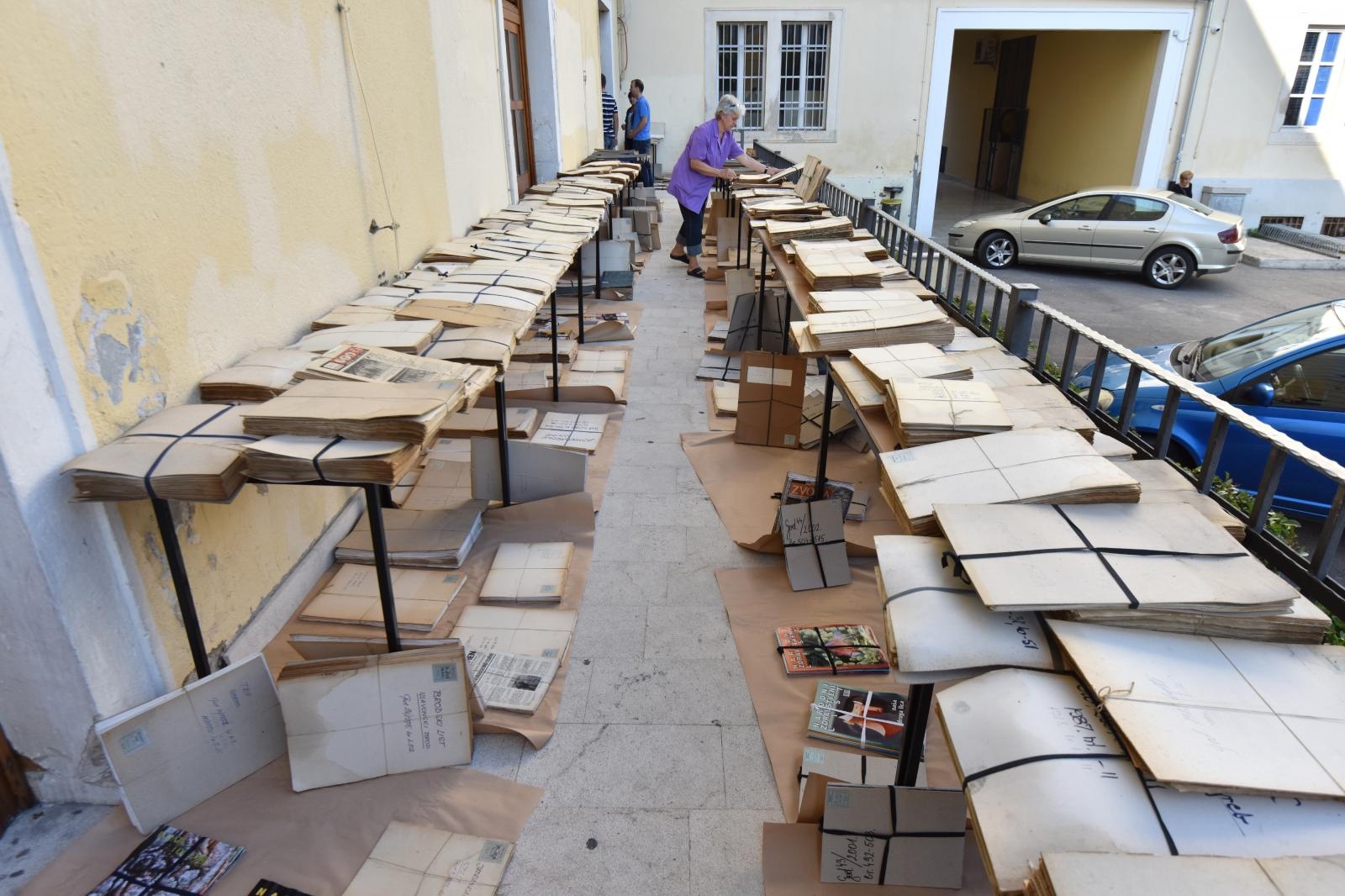 Smočena građa Znanstvene knjižnice Zadar suši se na suncu Smočena građa Znanstvene knjižnice Zadar suši se na suncu