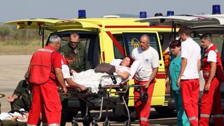 Dan poslije nesrece ceskih turista, Ozlijedjeni Cesi dovezeni su kombijma hitne pomoci iz gospicke bolnice te su ukrcani u avion. Foto: Jure Miskovic / CROPIX Dan poslije nesrece ceskih turista, Ozlijedjeni Cesi dovezeni su kombijma hitne pomoci iz gospicke bolnice te su ukrcani u avion. Foto: Jure Miskovic / CROPIX