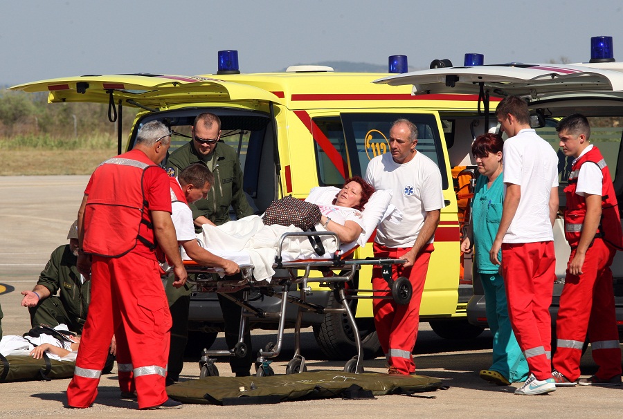 Dan poslije nesrece ceskih turista, Ozlijedjeni Cesi dovezeni su kombijma hitne pomoci iz gospicke bolnice te su ukrcani u avion. Foto: Jure Miskovic / CROPIX Dan poslije nesrece ceskih turista, Ozlijedjeni Cesi dovezeni su kombijma hitne pomoci iz gospicke bolnice te su ukrcani u avion. Foto: Jure Miskovic / CROPIX
