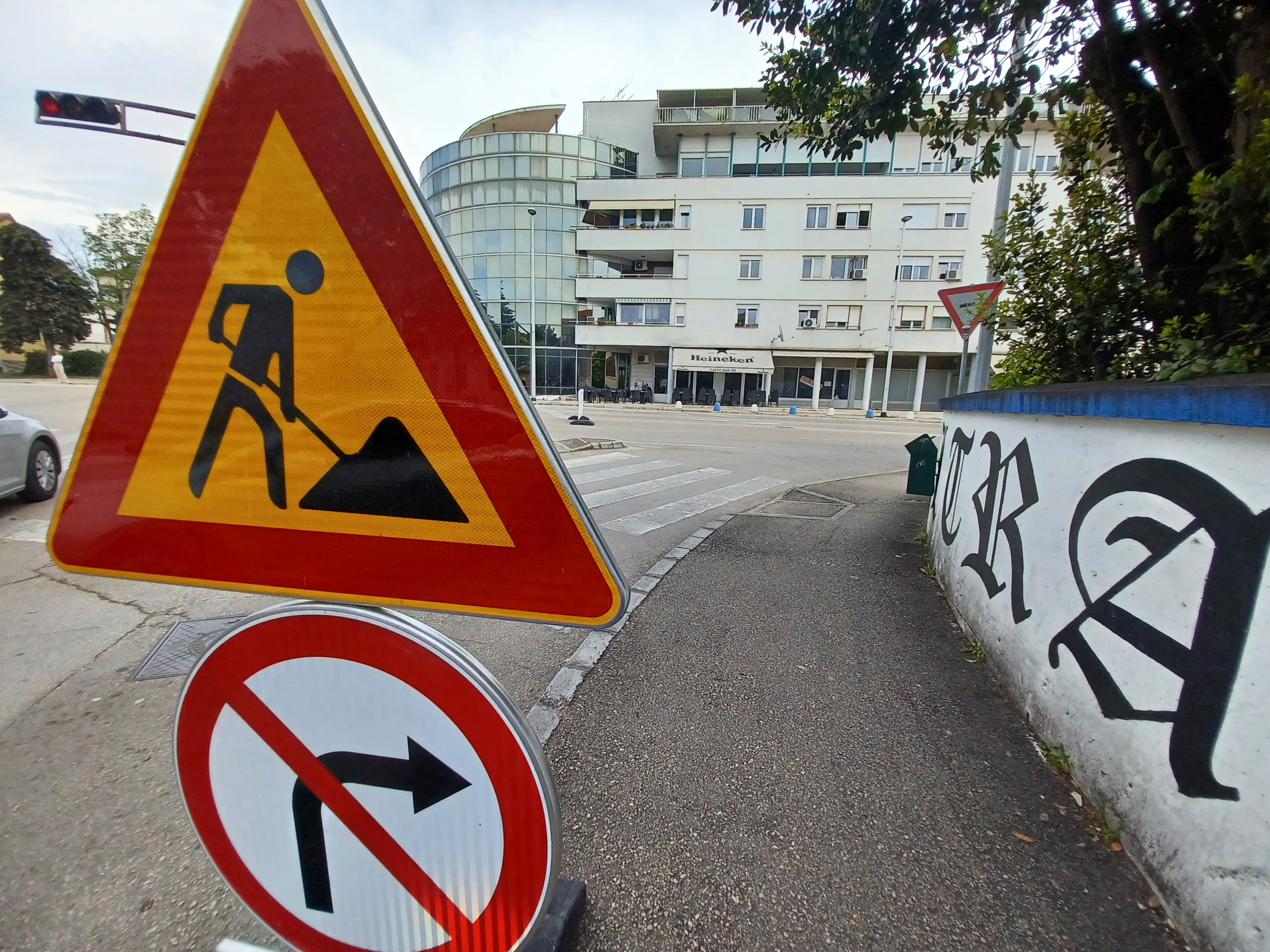 Raskrižje ulica dr. Franje Tuđmana i Josipa bana Jelačića Raskrižje ulica dr. Franje Tuđmana i Josipa bana Jelačića