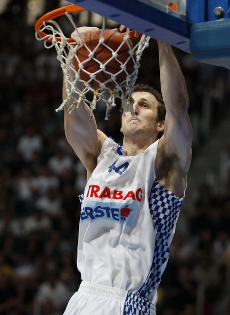 Zadar, 010610.
Dvorana Kresimir Cosic u Zadru. Druga finalna utakmica kosarkaskog prvenstva Hrvatske odigrana izmedju KK Zadar i KK Cibona.
Na slici: igrac Zadra Trent Plasted (bijeli).
Foto: Jure Miskovic / CROPIX Zadar, 010610.
Dvorana Kresimir Cosic u Zadru. Druga finalna utakmica kosarkaskog prvenstva Hrvatske odigrana izmedju KK Zadar i KK Cibona.
Na slici: igrac Zadra Trent Plasted (bijeli).
Foto: Jure Miskovic / CROPIX