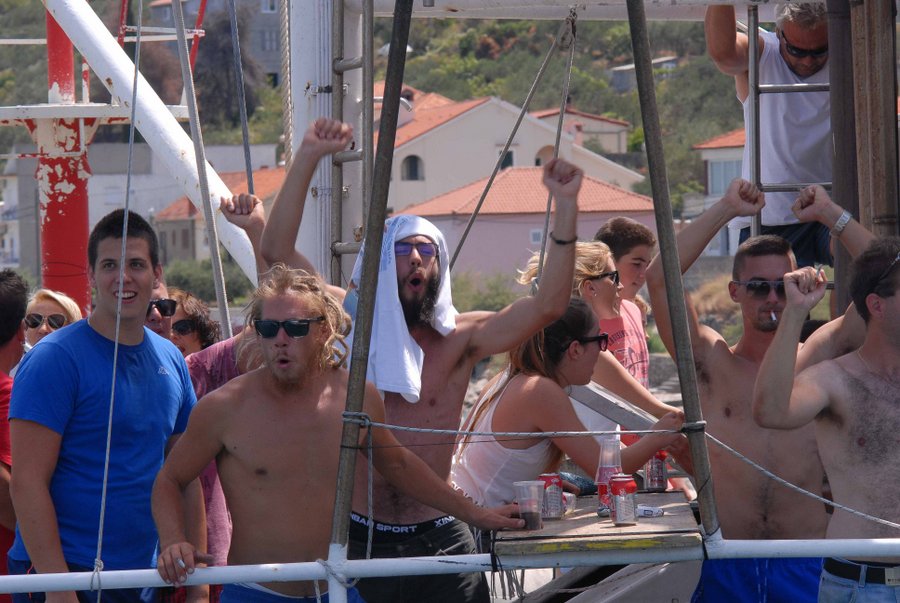 Tunuara 2016 – defile ribarica, spremanje brudeta, demonstracija ribarske vještine i koncert Zorica Kondža. Foto: TZ općine Kali/Adam Vidas Tunuara 2016 – defile ribarica, spremanje brudeta, demonstracija ribarske vještine i koncert Zorica Kondža. Foto: TZ općine Kali/Adam Vidas