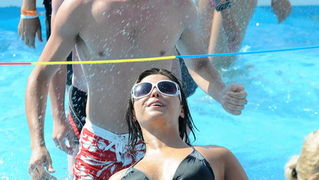 Novalja, 020710.
Temperature na termometrima su presle debelo iznad 30 stupnjeva Celzijevih a samim time su i plaze postale omiljena okupljalista. Plaza Zrce prepuna je kupaca na kojoj je svatko pronasao poneku zanimaciju.
Foto: Andrija Lucic / CROPIX Novalja, 020710.
Temperature na termometrima su presle debelo iznad 30 stupnjeva Celzijevih a samim time su i plaze postale omiljena okupljalista. Plaza Zrce prepuna je kupaca na kojoj je svatko pronasao poneku zanimaciju.
Foto: Andrija Lucic / CROPIX