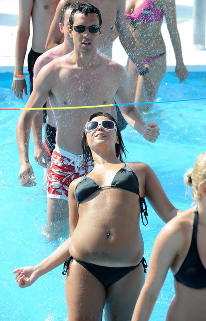 Novalja, 020710.
Temperature na termometrima su presle debelo iznad 30 stupnjeva Celzijevih a samim time su i plaze postale omiljena okupljalista. Plaza Zrce prepuna je kupaca na kojoj je svatko pronasao poneku zanimaciju.
Foto: Andrija Lucic / CROPIX Novalja, 020710.
Temperature na termometrima su presle debelo iznad 30 stupnjeva Celzijevih a samim time su i plaze postale omiljena okupljalista. Plaza Zrce prepuna je kupaca na kojoj je svatko pronasao poneku zanimaciju.
Foto: Andrija Lucic / CROPIX