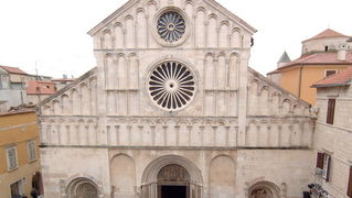 Zadar, 300110.
Pogreb zadarskog nadbiskupa Ivana Prendje u crkvi Svete Stosije.
Zadarski nadbiskup Ivan Prendja preminuo je iznenada  25. sijecnja 2010. godine u Zagrebu u 71. godini zivota, nakon 46 godina svecenistva i 20 godina biskupstva.
Misu odrzava