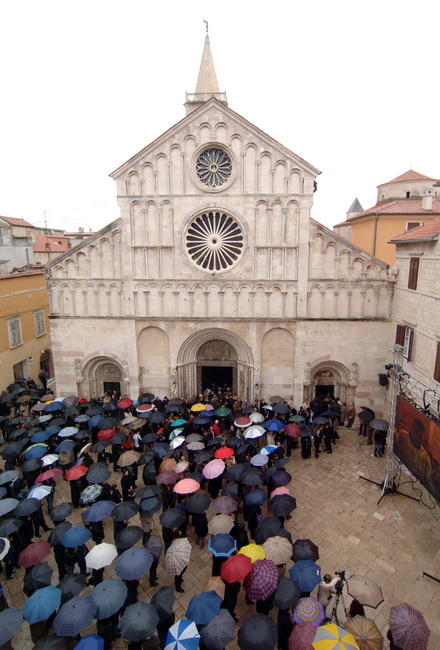 Zadar, 300110.
Pogreb zadarskog nadbiskupa Ivana Prendje u crkvi Svete Stosije.
Zadarski nadbiskup Ivan Prendja preminuo je iznenada  25. sijecnja 2010. godine u Zagrebu u 71. godini zivota, nakon 46 godina svecenistva i 20 godina biskupstva.
Misu odrzava