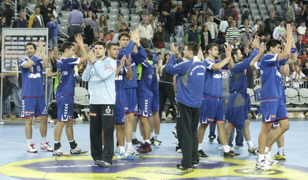 Zagreb, 081011.Arena Zagreb.Rukometna utakmica Lige prvaka skupina A, 2. kolo, CO Zagreb – Bosna ( BiH ).Na slici: Pozdrav igraca RK Zagreba publici.Foto: Nenad Dugi / Cropix