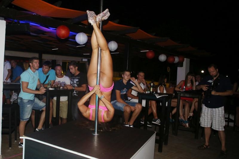 Opis  02.08.2014., Zadar – Playboy party turneja nastavila se i u Zadru u klubu Mango gdje su atraktivne plesacice uljepsale vecer mnogih gostiju. Photo: Filip Brala/PIXSELL Autor  Filip Brala/PIXSELL Ključne riječi  party, stranka, playboy, Mango, ljeto