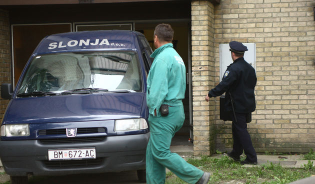 Beli Manastir, 250910. Policijski ocevid u stanu obitelji Srsic, u kojem je nocas ubijena HTV-ova novinarka Mirela Srsic Kovac. Foto: Dorian Horvat/ Cropix