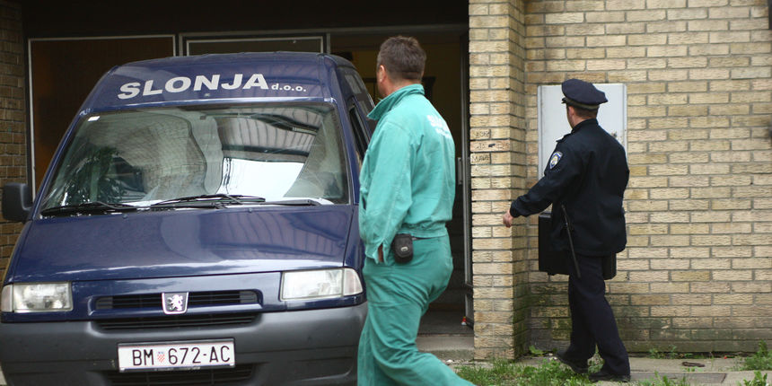 Beli Manastir, 250910. Policijski ocevid u stanu obitelji Srsic, u kojem je nocas ubijena HTV-ova novinarka Mirela Srsic Kovac. Foto: Dorian Horvat/ Cropix Beli Manastir, 250910. Policijski ocevid u stanu obitelji Srsic, u kojem je nocas ubijena HTV-ova novinarka Mirela Srsic Kovac. Foto: Dorian Horvat/ Cropix