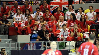 London, 310712.
Dvorana Copper Box.
Hrvatska muska rukometna reprezentacija igra utakmicu 2. kolo u skupini B protiv Srbije tokom Olimpijskih Igra u Londonu.
Na fotografiji: rukometasice na tribini.
Foto: Drago Sopta / CROPIX