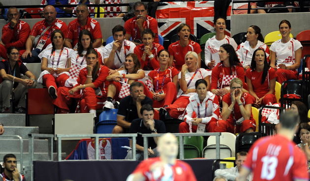 London, 310712.
Dvorana Copper Box.
Hrvatska muska rukometna reprezentacija igra utakmicu 2. kolo u skupini B protiv Srbije tokom Olimpijskih Igra u Londonu.
Na fotografiji: rukometasice na tribini.
Foto: Drago Sopta / CROPIX