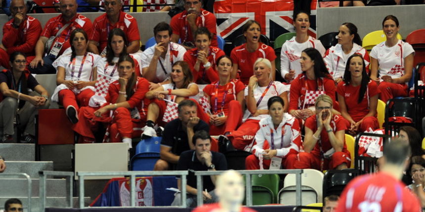 London, 310712.
Dvorana Copper Box.
Hrvatska muska rukometna reprezentacija igra utakmicu 2. kolo u skupini B protiv Srbije tokom Olimpijskih Igra u Londonu.
Na fotografiji: rukometasice na tribini.
Foto: Drago Sopta / CROPIX