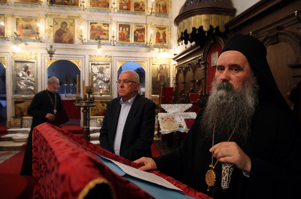 Zadar, 170513.
Crkva sv Ilije, Poluotok.
Veceras je otvorena sakralna riznica pravoslavne crkve sv. Ilije – vrijedne umjetnine i galerija ikona. Javnosti ju je predstavio episkop dalmatinski Fotije. Riznica je obnovljena sredstvima Ministarstva kultur Zadar, 170513.
Crkva sv Ilije, Poluotok.
Veceras je otvorena sakralna riznica pravoslavne crkve sv. Ilije – vrijedne umjetnine i galerija ikona. Javnosti ju je predstavio episkop dalmatinski Fotije. Riznica je obnovljena sredstvima Ministarstva kultur