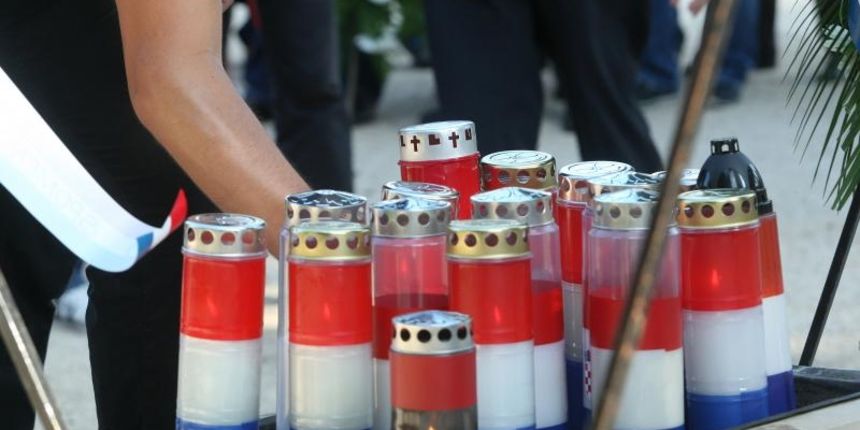 Zadar – Povodom obiljezavanja Dana pobjede i domovinske zahvalnosti i Dana hrvatskih branitelja kod sredisnjeg kriza na Gradskom groblju polozeni su vijenci i zapaljene svijece u sjecanje na sve poginule u Domovinskom ratu. Photo: Dino Stanin/PIXSELL Zadar – Povodom obiljezavanja Dana pobjede i domovinske zahvalnosti i Dana hrvatskih branitelja kod sredisnjeg kriza na Gradskom groblju polozeni su vijenci i zapaljene svijece u sjecanje na sve poginule u Domovinskom ratu. Photo: Dino Stanin/PIXSELL