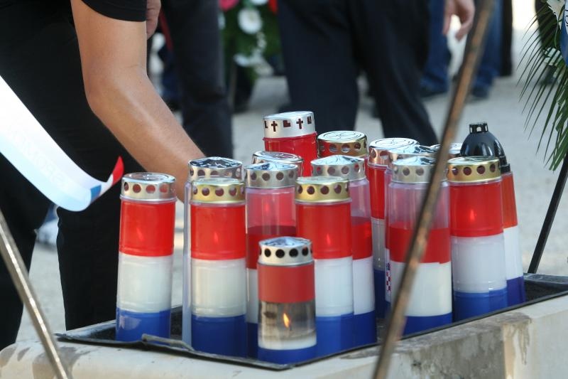 Zadar – Povodom obiljezavanja Dana pobjede i domovinske zahvalnosti i Dana hrvatskih branitelja kod sredisnjeg kriza na Gradskom groblju polozeni su vijenci i zapaljene svijece u sjecanje na sve poginule u Domovinskom ratu. Photo: Dino Stanin/PIXSELL