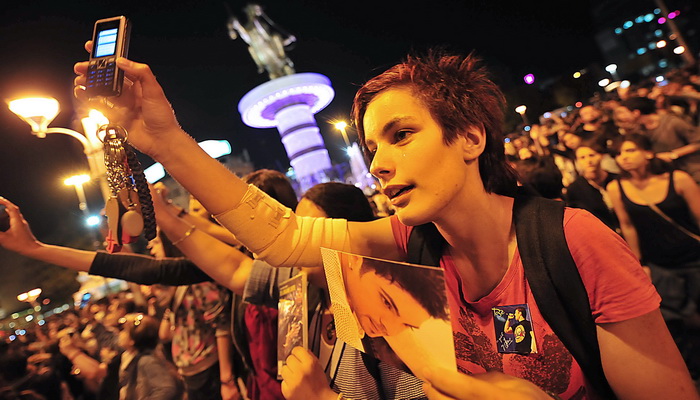 Skopje, 061011.
Fanovi megazvijezde Tose Proeskog i dalje obiljezavaju 5 listopad, dan kada je odrzao svoj posljednji koncert u Skopju.Tim se povodom na trgu ‘Makedonija’ u Skopju odrzala tradicionalna manifestacija ‘Zvjezdano nebo za Tosu’ koja je tra Skopje, 061011.
Fanovi megazvijezde Tose Proeskog i dalje obiljezavaju 5 listopad, dan kada je odrzao svoj posljednji koncert u Skopju.Tim se povodom na trgu ‘Makedonija’ u Skopju odrzala tradicionalna manifestacija ‘Zvjezdano nebo za Tosu’ koja je tra