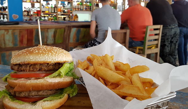 Vrhunska ponuda pizza i hamburgera u Famous Beach Bar & Grillu. Predstavljamo pizze Bianca i Rukola & Mozarella te Famous i Western hamburgeri