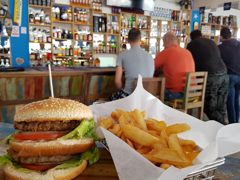 Vrhunska ponuda pizza i hamburgera u Famous Beach Bar & Grillu. Predstavljamo pizze Bianca i Rukola & Mozarella te Famous i Western hamburgeri