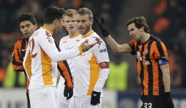 AS Roma’s Marco Borriello, left, argues with Shakhtar Donetsk’s Darijo Srna // AP Photo