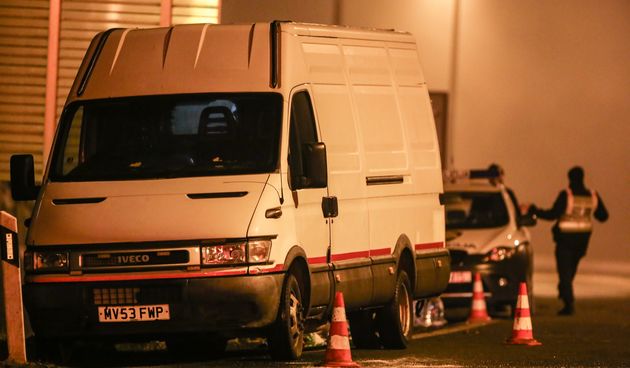 Policija zaustavila kombi u kojem je bilo 50-ak migranata lošeg zdravstvenog stanja