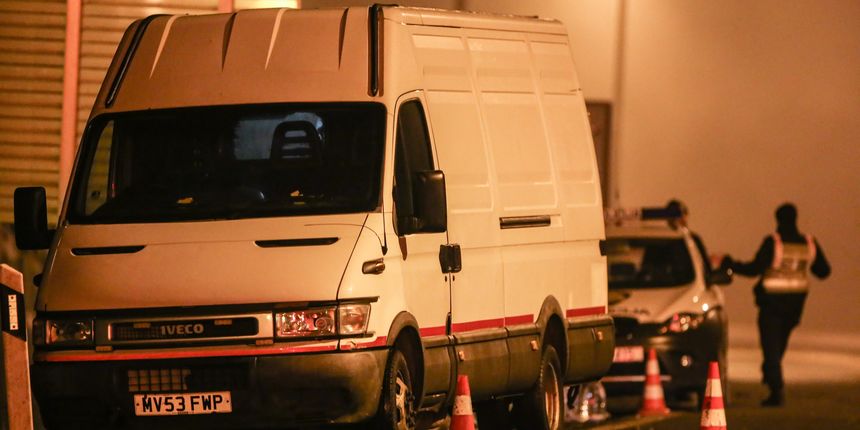 Policija zaustavila kombi u kojem je bilo 50-ak migranata lošeg zdravstvenog stanja