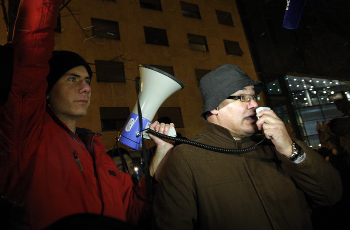 Zagreb, 020311. 
Novi, cetvrti po redu, protuvladin prosvjed tzv. facebook grupe zapoceo je veceras na Cvjetnom trgu. 
Na fotografiji: Damir Kajin i Ivan Pernar organizator prosvjeda.
Foto: Davor Pongracic / CROPIX