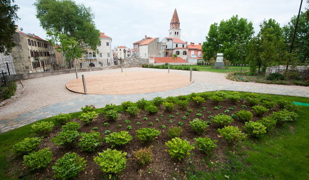 Zadar, 230512.
U subotu se u gradskom parku Kraljice Jelene Madijevke iznad trga Pet bunara nakon visemjesecnih radova i priprema otvara “Lounge & bar Ledana”. “Ledana” je projekt poduzeca “Riva Libruna”, u vlasnistvu Branimira Markova.
Na fotografiji: de