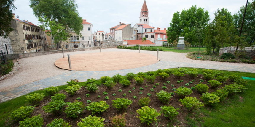 Zadar, 230512.
U subotu se u gradskom parku Kraljice Jelene Madijevke iznad trga Pet bunara nakon visemjesecnih radova i priprema otvara “Lounge & bar Ledana”. “Ledana” je projekt poduzeca “Riva Libruna”, u vlasnistvu Branimira Markova.
Na fotografiji: de Zadar, 230512.
U subotu se u gradskom parku Kraljice Jelene Madijevke iznad trga Pet bunara nakon visemjesecnih radova i priprema otvara “Lounge & bar Ledana”. “Ledana” je projekt poduzeca “Riva Libruna”, u vlasnistvu Branimira Markova.
Na fotografiji: de