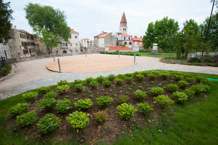 Zadar, 230512.
U subotu se u gradskom parku Kraljice Jelene Madijevke iznad trga Pet bunara nakon visemjesecnih radova i priprema otvara “Lounge & bar Ledana”. “Ledana” je projekt poduzeca “Riva Libruna”, u vlasnistvu Branimira Markova.
Na fotografiji: de Zadar, 230512.
U subotu se u gradskom parku Kraljice Jelene Madijevke iznad trga Pet bunara nakon visemjesecnih radova i priprema otvara “Lounge & bar Ledana”. “Ledana” je projekt poduzeca “Riva Libruna”, u vlasnistvu Branimira Markova.
Na fotografiji: de