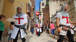 Vitezovi vranski na Narodnom trgu (foto:Saša Čuka) Vitezovi vranski na Narodnom trgu (foto:Saša Čuka)