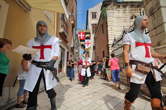 Vitezovi vranski na Narodnom trgu (foto:Saša Čuka) Vitezovi vranski na Narodnom trgu (foto:Saša Čuka)