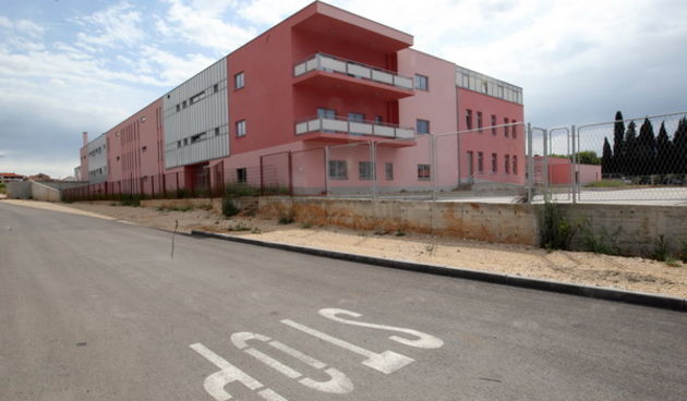 Zadar, 140512.
Centar za djecu s posebnim potrebama kod sportskog centra Mocire jos ceka zavrsetak gradjevinskih radova. 
U medjuvremenu su razbijeni prozori i vrata na zgradi.
Foto: Jure Miskovic / CROPIX