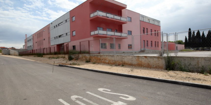 Zadar, 140512.
Centar za djecu s posebnim potrebama kod sportskog centra Mocire jos ceka zavrsetak gradjevinskih radova.
U medjuvremenu su razbijeni prozori i vrata na zgradi.
Foto: Jure Miskovic / CROPIX Zadar, 140512.
Centar za djecu s posebnim potrebama kod sportskog centra Mocire jos ceka zavrsetak gradjevinskih radova.
U medjuvremenu su razbijeni prozori i vrata na zgradi.
Foto: Jure Miskovic / CROPIX