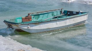 Ribarska lučica Prosika na Vranskom jezeru okovana ledom Ribarska lučica Prosika na Vranskom jezeru okovana ledom