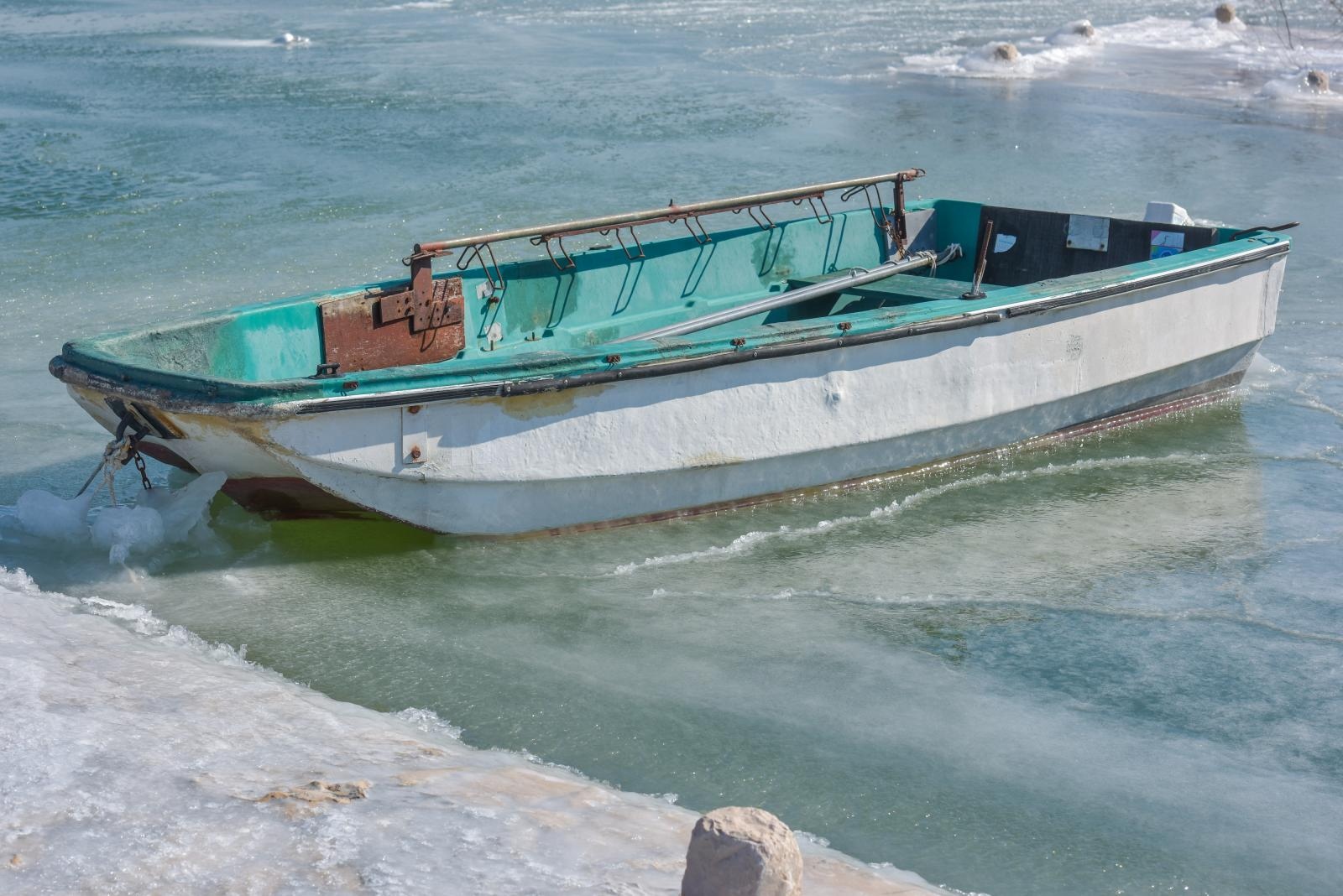 Ribarska lučica Prosika na Vranskom jezeru okovana ledom Ribarska lučica Prosika na Vranskom jezeru okovana ledom