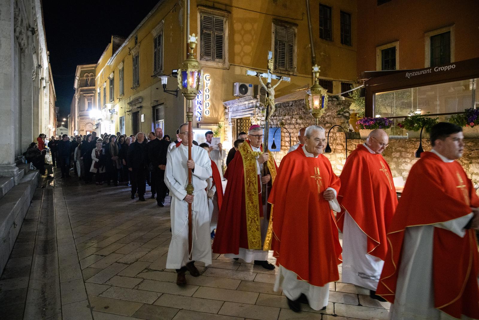 Nadbiskup Zgrablić predvodio Službu Muke Gospodnje u katedrali sv. Stošije Nadbiskup Zgrablić predvodio Službu Muke Gospodnje u katedrali sv. Stošije