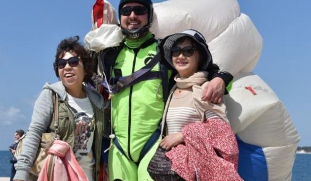 zadar – Povodom Dana zupanije na rivi je odrzan dio najavljenog aero mitinga. Padobranci Aerokluba Zadar izveli su skokove na Pozdravu suncu, dok je dio letackog programa oruzanih snaga otkazan. Photo: Dino Stanin/PIXSELL