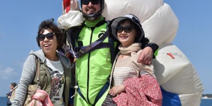 zadar – Povodom Dana zupanije na rivi je odrzan dio najavljenog aero mitinga. Padobranci Aerokluba Zadar izveli su skokove na Pozdravu suncu, dok je dio letackog programa oruzanih snaga otkazan. Photo: Dino Stanin/PIXSELL