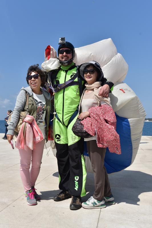 zadar – Povodom Dana zupanije na rivi je odrzan dio najavljenog aero mitinga. Padobranci Aerokluba Zadar izveli su skokove na Pozdravu suncu, dok je dio letackog programa oruzanih snaga otkazan. Photo: Dino Stanin/PIXSELL