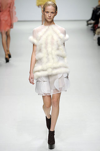 Perje na modnoj pisti